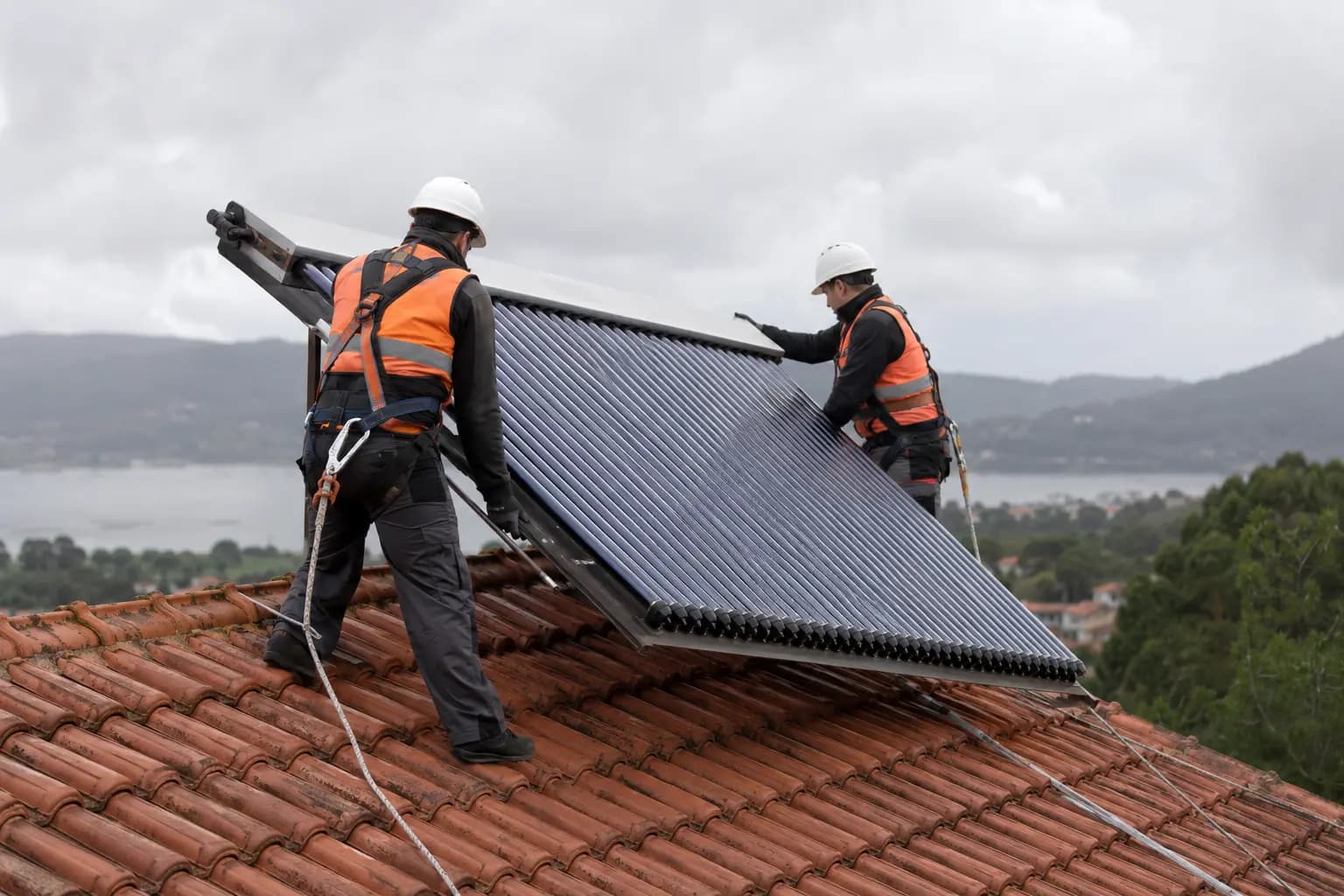 Instalación de colectores solares térmicos en cubierta inclinada
